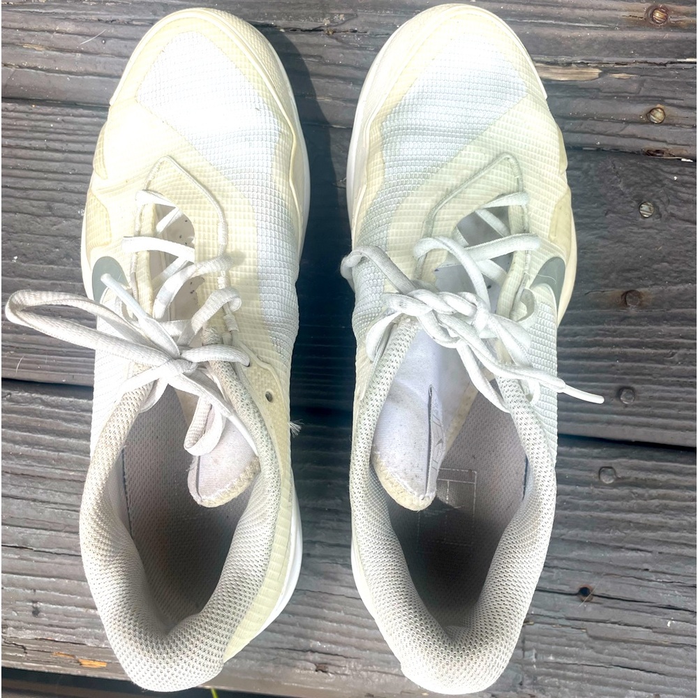 Size 9.5 Nike Vapor Tennis sneakers.
